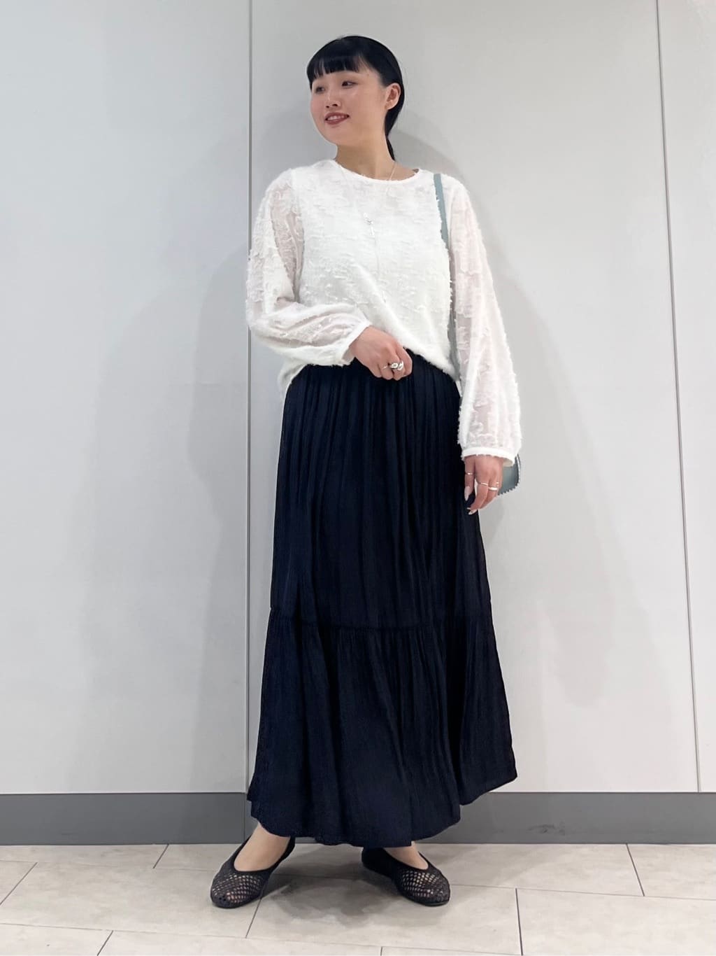 hasuさんの「INDIVI｜【華やか／大人シアー／セレモニー】カットフリンジブラウス」を使ったコーディネート