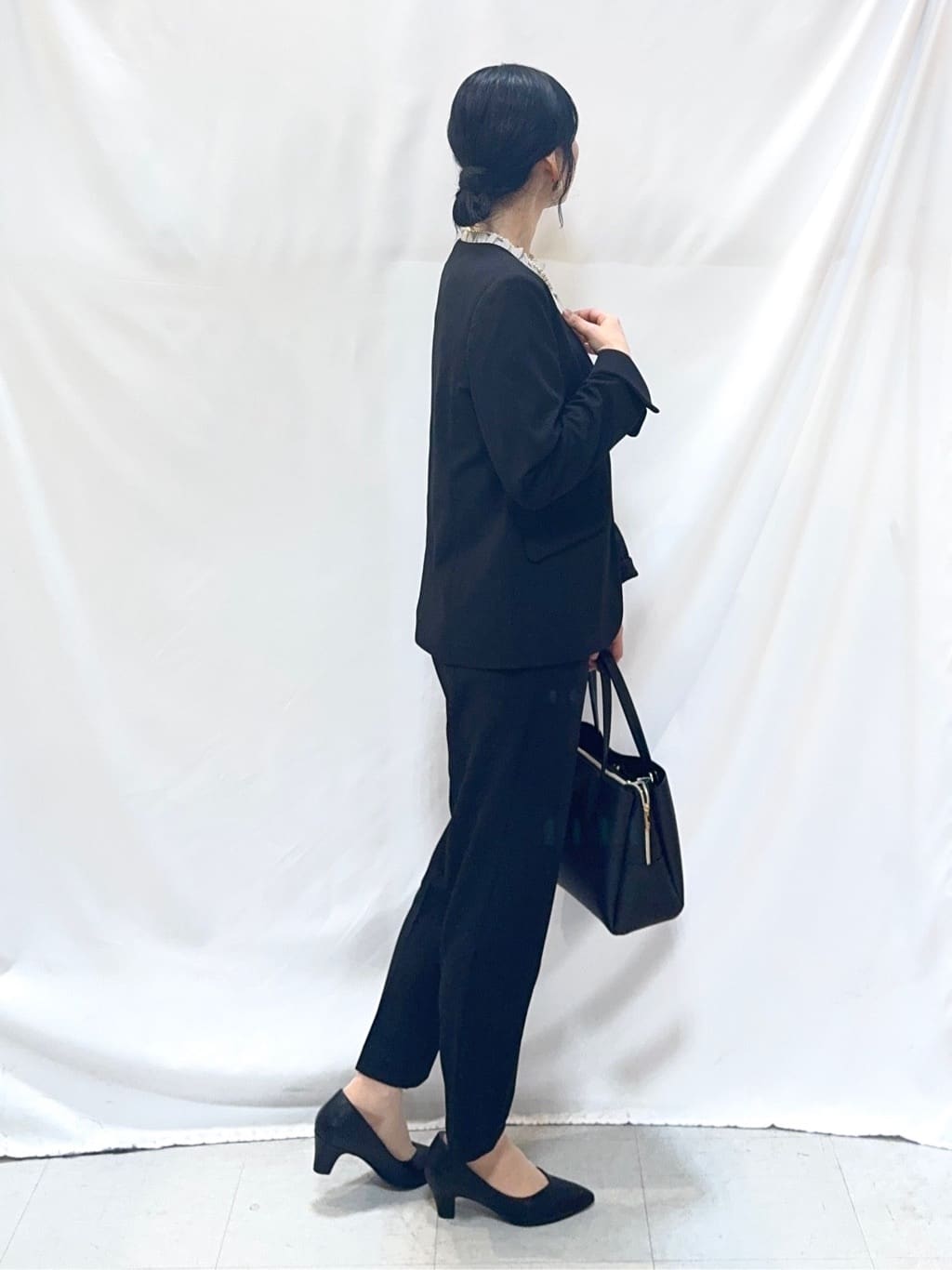 𝐇𝐢𝐫𝐨𝐦𝐢さんの「SHOO･LA･RUE｜【洗濯機可/セットアップ可/S-3L】きちんと楽に。カットジョーゼットノーカラージャケット」を使ったコーディネート