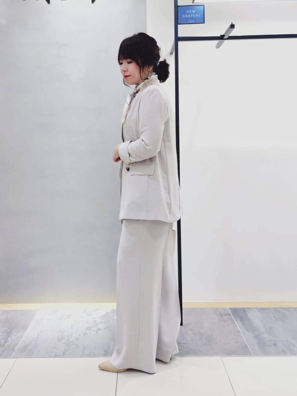 TOMOMIさんの「INDIVI｜【洗える／UVケア／SETUP可】着る日傘ワイドパンツ」を使ったコーディネート