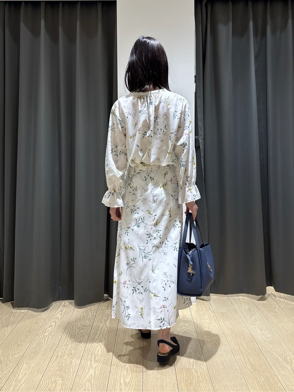 Yoshimiさんの「INDIVI｜【SETUP可能】モダンフラワー柄フレアスカート」を使ったコーディネート
