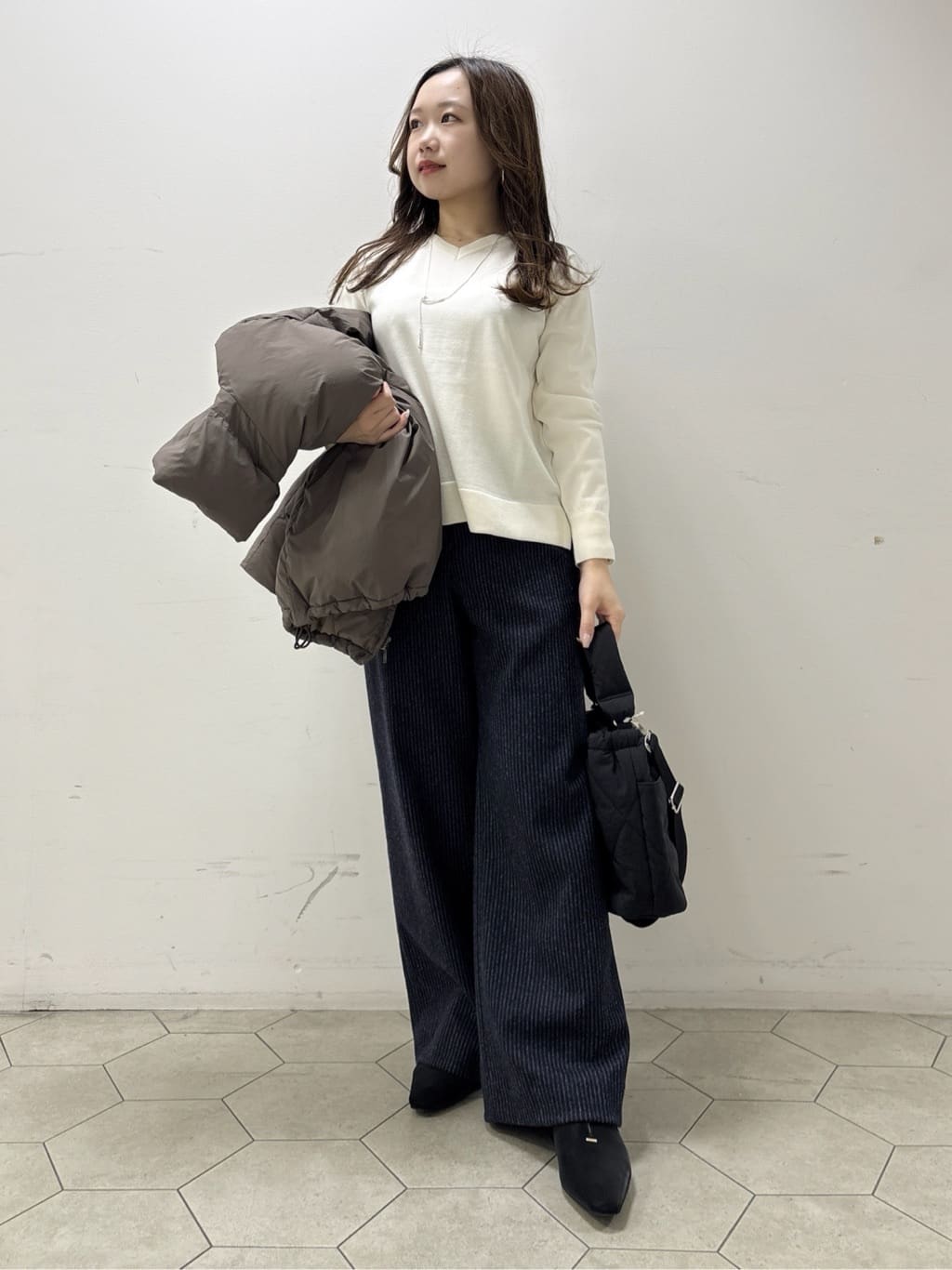 kahoさんの「INDIVI｜【洗える／毛玉になりにくい】エクストラファインウール Vネックニット」を使ったコーディネート