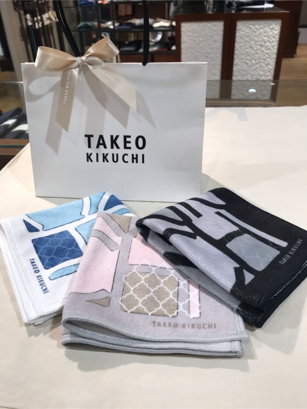 じゅんさんの「TAKEO KIKUCHI｜タイル柄プリントフォンカチ」を使ったコーディネート