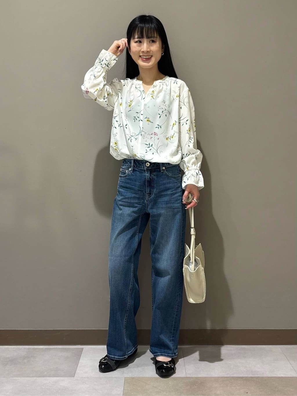 KEIKOさんの「INDIVI｜【SETUP可能】モダンフラワー柄キャンディスリーブブラウス」を使ったコーディネート
