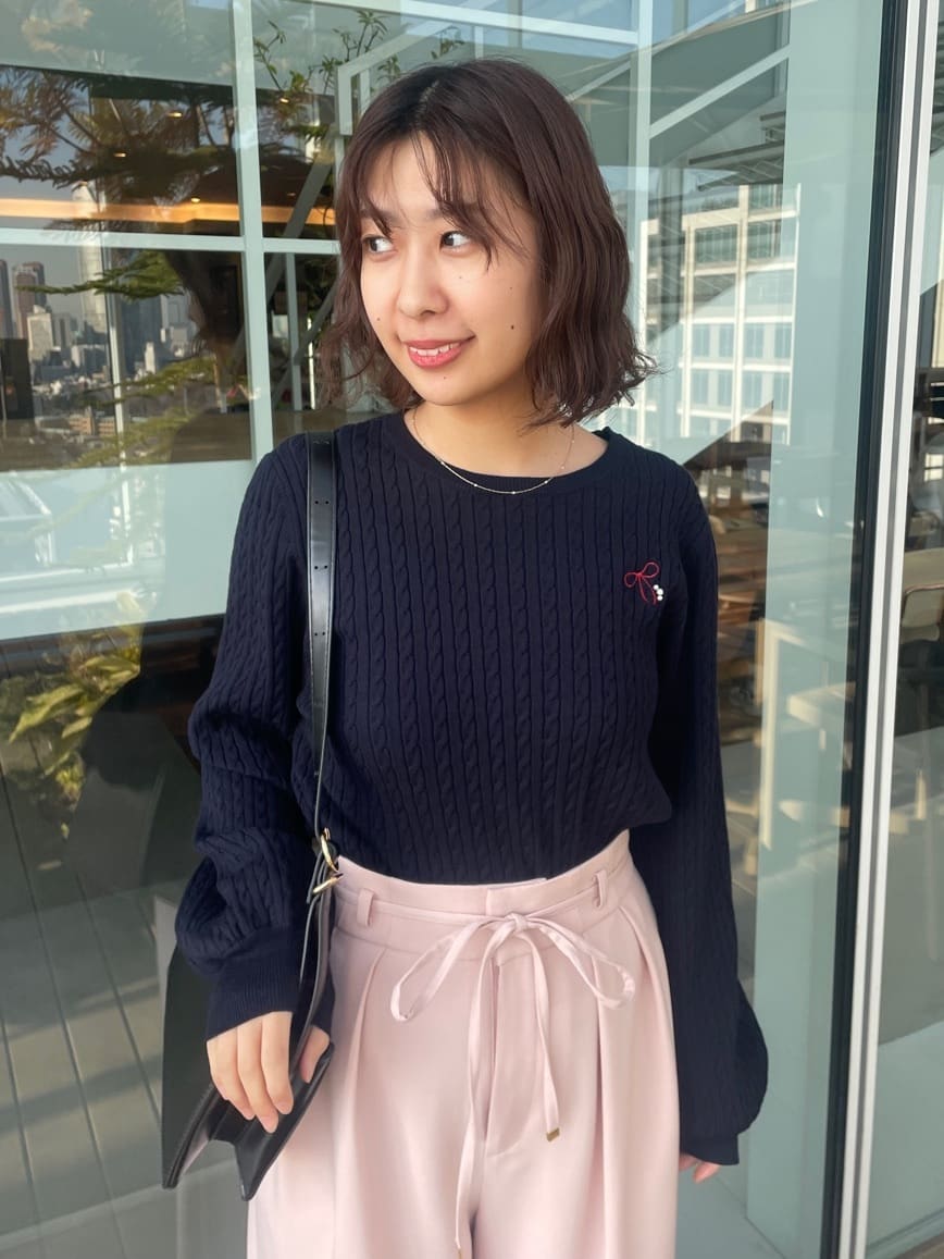 abeさんの「Couture brooch｜【洗える】リボンエンブロ細ケーブルニット」を使ったコーディネート