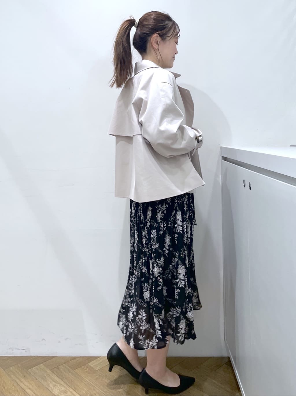 Junさんの「index｜キャンディスリーブショートトレンチコート【洗濯機OK／撥水／防花粉】《5col》」を使ったコーディネート