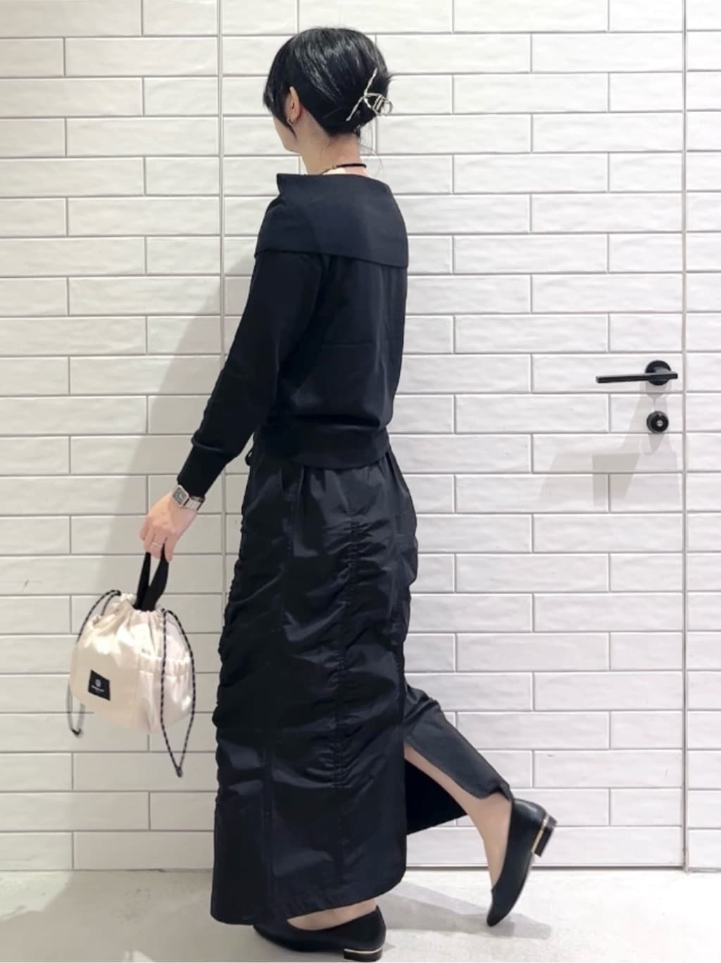 しおりさんの「OPAQUE.CLIP｜オフショルダーデザインニット【洗濯機OK】」を使ったコーディネート