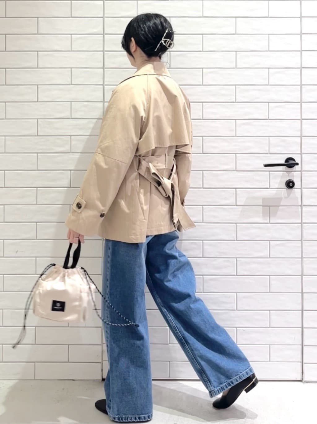 しおりさんの「OPAQUE.CLIP｜ミドルトレンチコート【洗濯機OK】」を使ったコーディネート