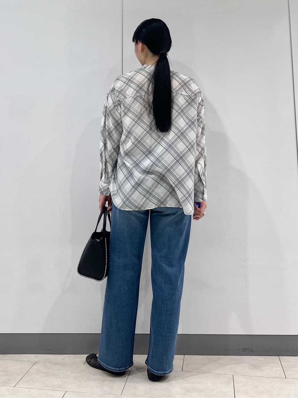 hasuさんの「INDIVI｜【撥水／軽量】ミニマル スタンドカラーコート」を使ったコーディネート