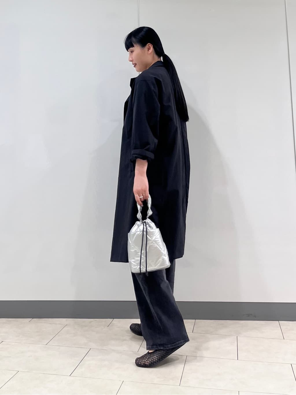 hasuさんの「INDIVI｜【撥水／軽量】ミニマル スタンドカラーコート」を使ったコーディネート