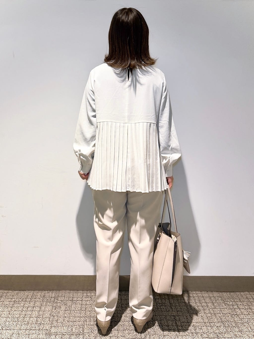 みーさんの「grove｜【マシンウォッシュ/防シワ/UVカット】裾プリーツ取り外しボウタイブラウス」を使ったコーディネート