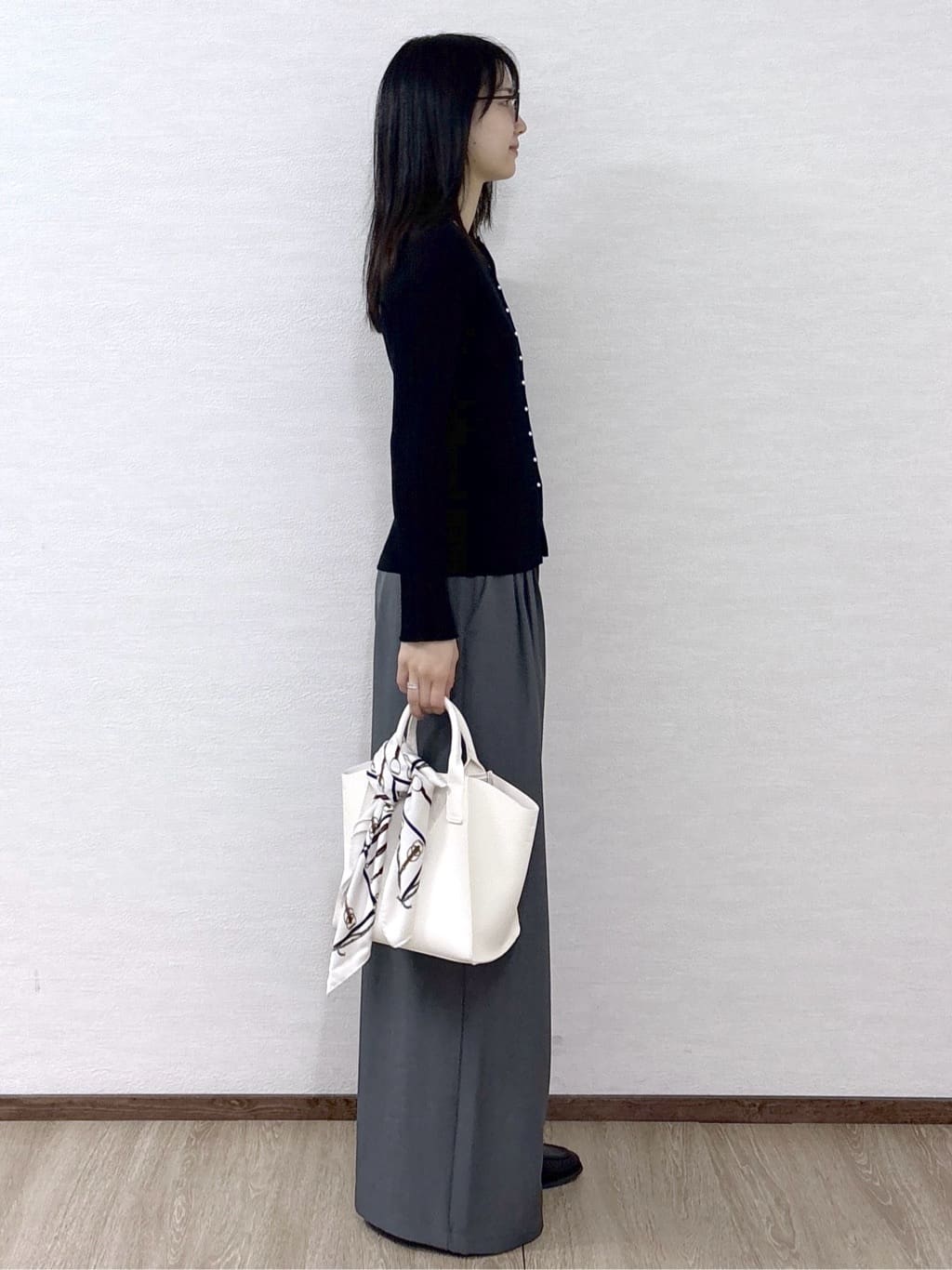 sachikoさんの「OPAQUE.CLIP｜シルバー多ボタン ランダムリブニットカーディガン【洗濯機OK】」を使ったコーディネート