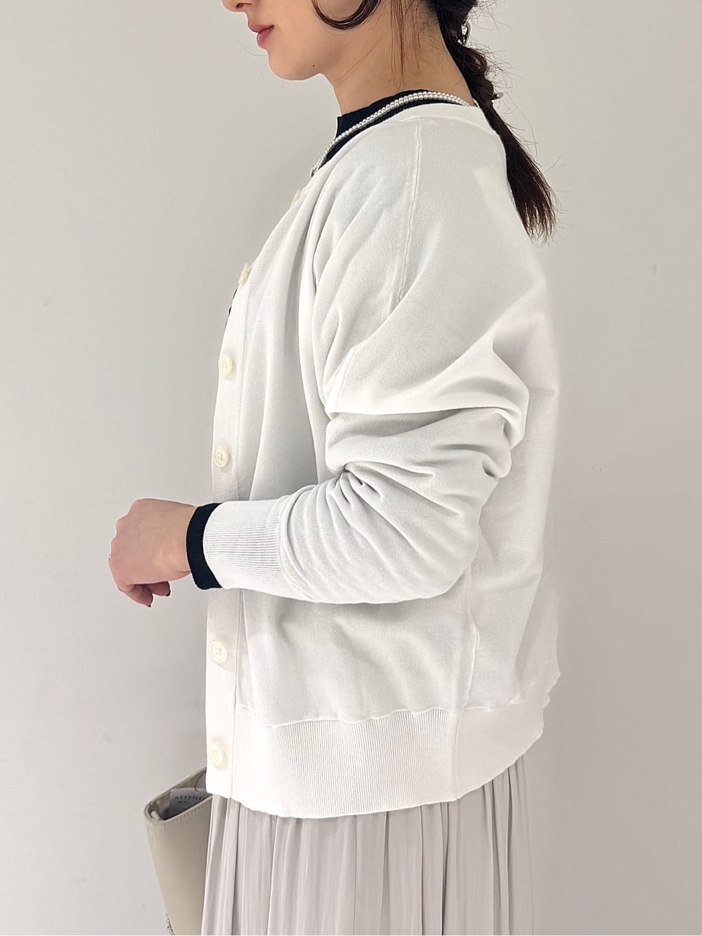 そんさんの「INDIVI｜【洗える／前後2WAY／アンサンブル可能】ドルマンスリーブカーディガン」を使ったコーディネート
