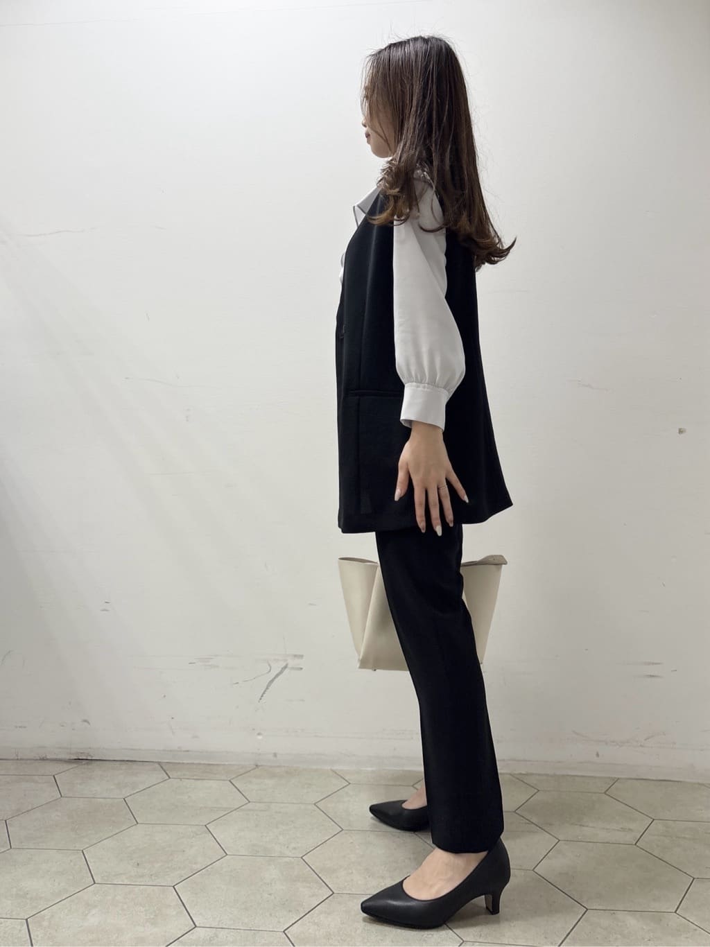 kahoさんの「INDIVI｜【洗える／多機能／SETUP可】着る日傘ジレジャケット」を使ったコーディネート