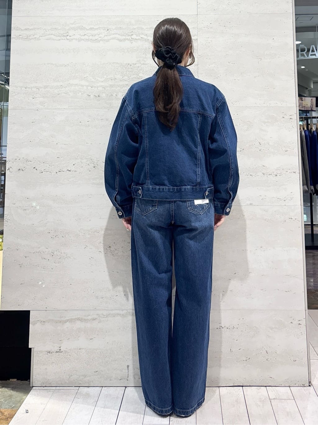 かほさんの「OPAQUE.CLIP｜金ボタン使いリラクシーニット【洗濯機OK】」を使ったコーディネート