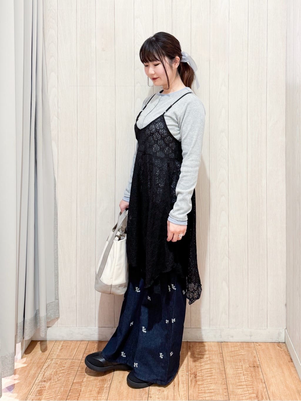 愛さんの「SHOO･LA･RUE｜【前後2WAYネック】レイヤードスタイルにおすすめ レースキャミチュニック」を使ったコーディネート