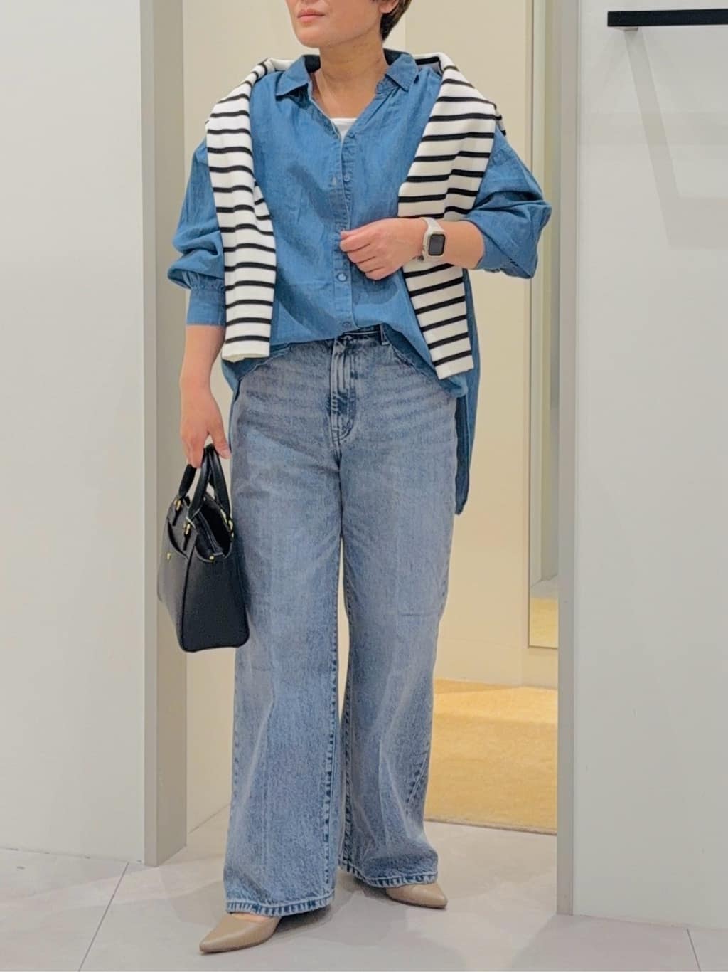タナさんの「THE SHOP TK｜【後ろ姿もサマになる】バックシャーリングシャツ」を使ったコーディネート