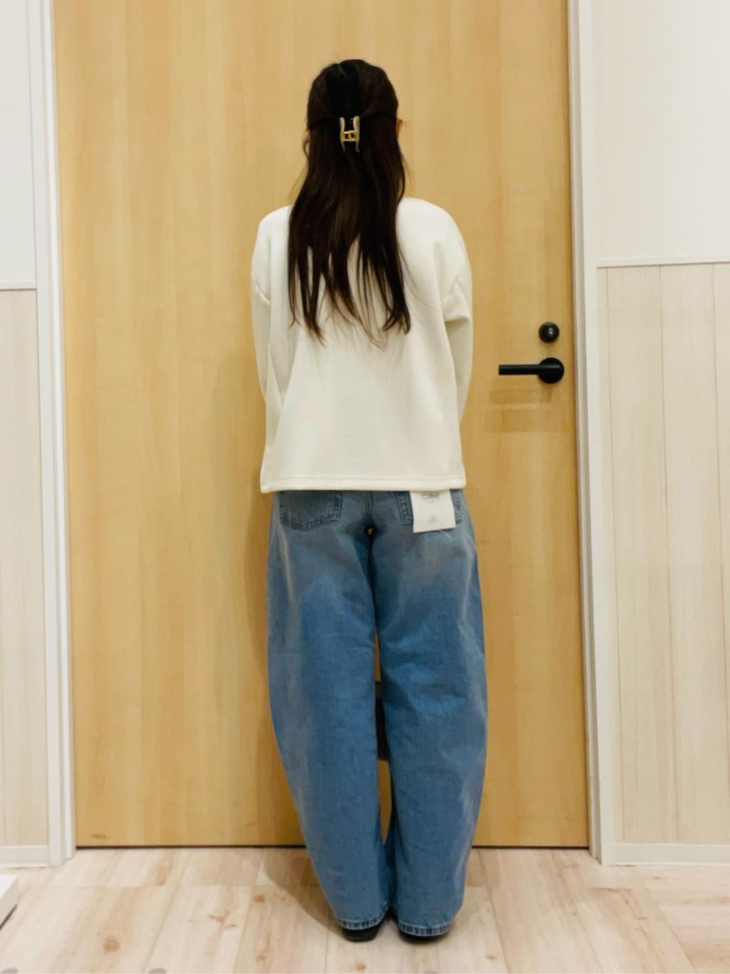 minamiさんの「SHOO･LA･RUE｜【SHOO・LA・RUE DENIM/高レビュー】ゆるっと決まる こなれカーブデニムパンツ」を使ったコーディネート