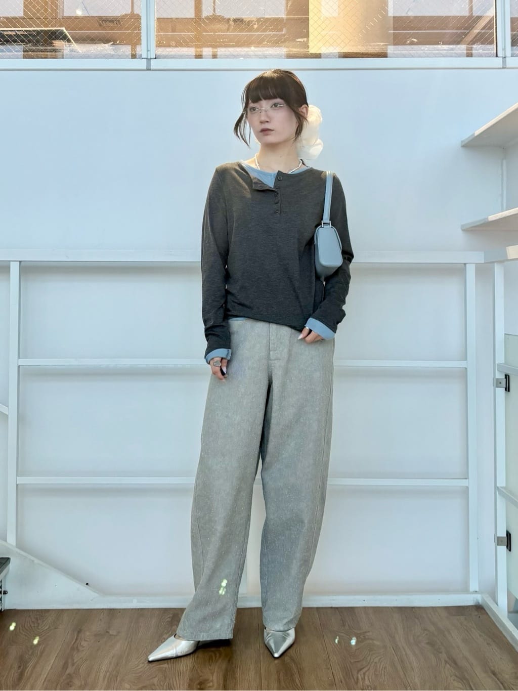 ibukiさんの「INDIVI｜バイカラーヘンリーネックカットソー」を使ったコーディネート