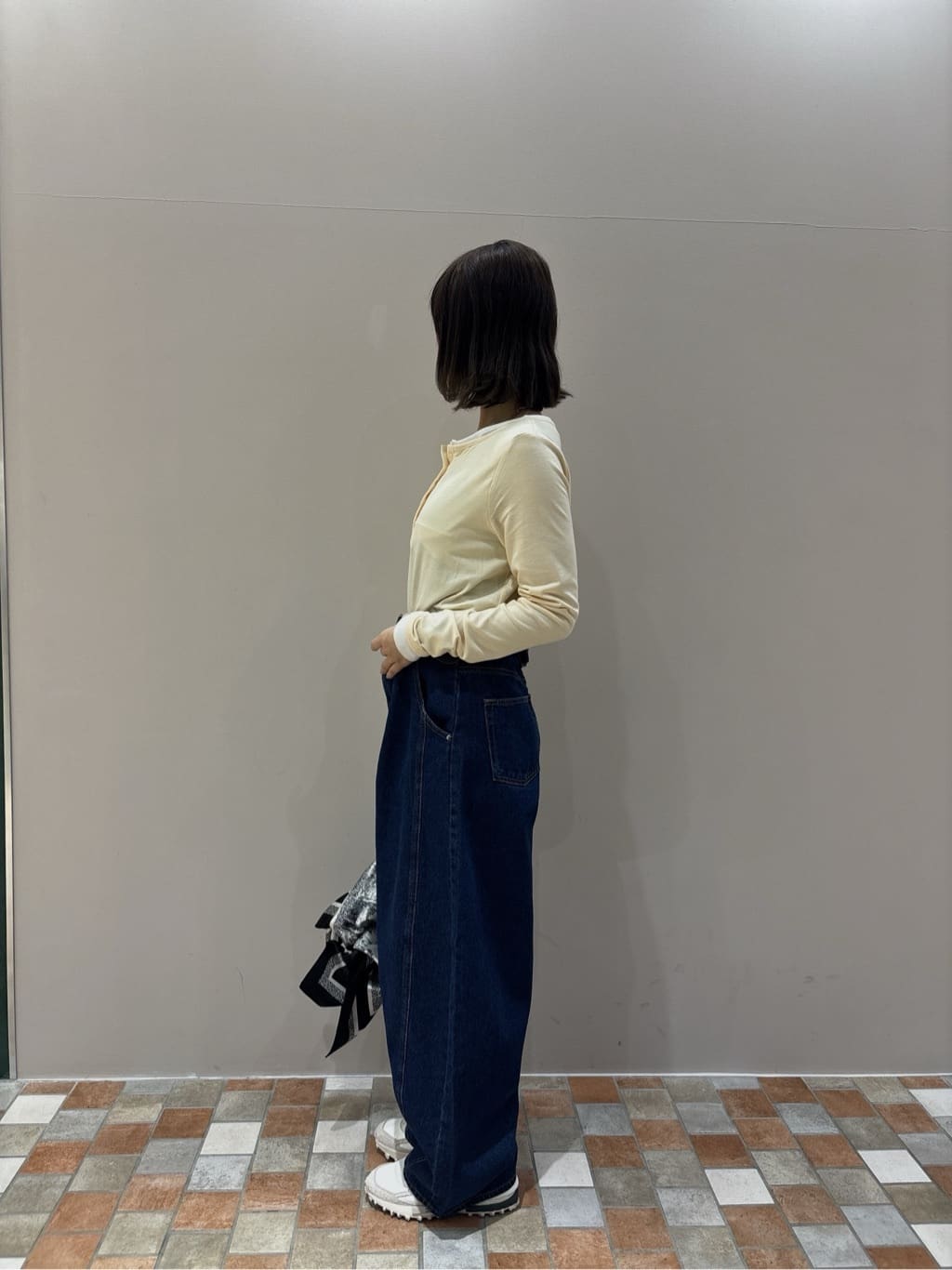 みゆさんの「INDIVI｜バイカラーヘンリーネックカットソー」を使ったコーディネート