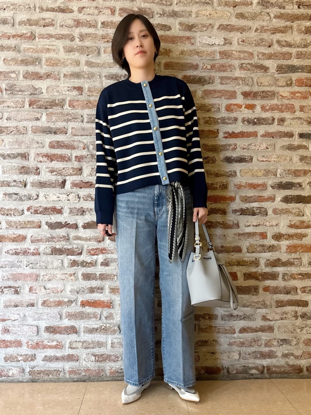 しばさんの「THE SHOP TK｜【羽織るだけでこなれ感を演出】デニム切替カーディガン」を使ったコーディネート