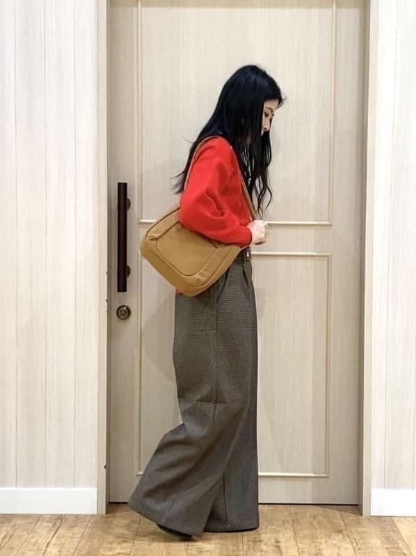 ERIさんの「SHOO･LA･RUE｜【洗える/毛玉レス】表面がきれいなハイネックバックスリットニット」を使ったコーディネート