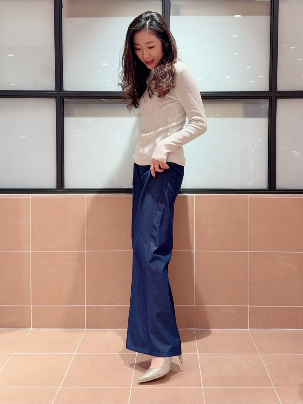 kaoriさんの「ESPERANZA｜◆【12時間パンプス】約8.5㎝／ラメ素材　歩きやすくて疲れにくい」を使ったコーディネート