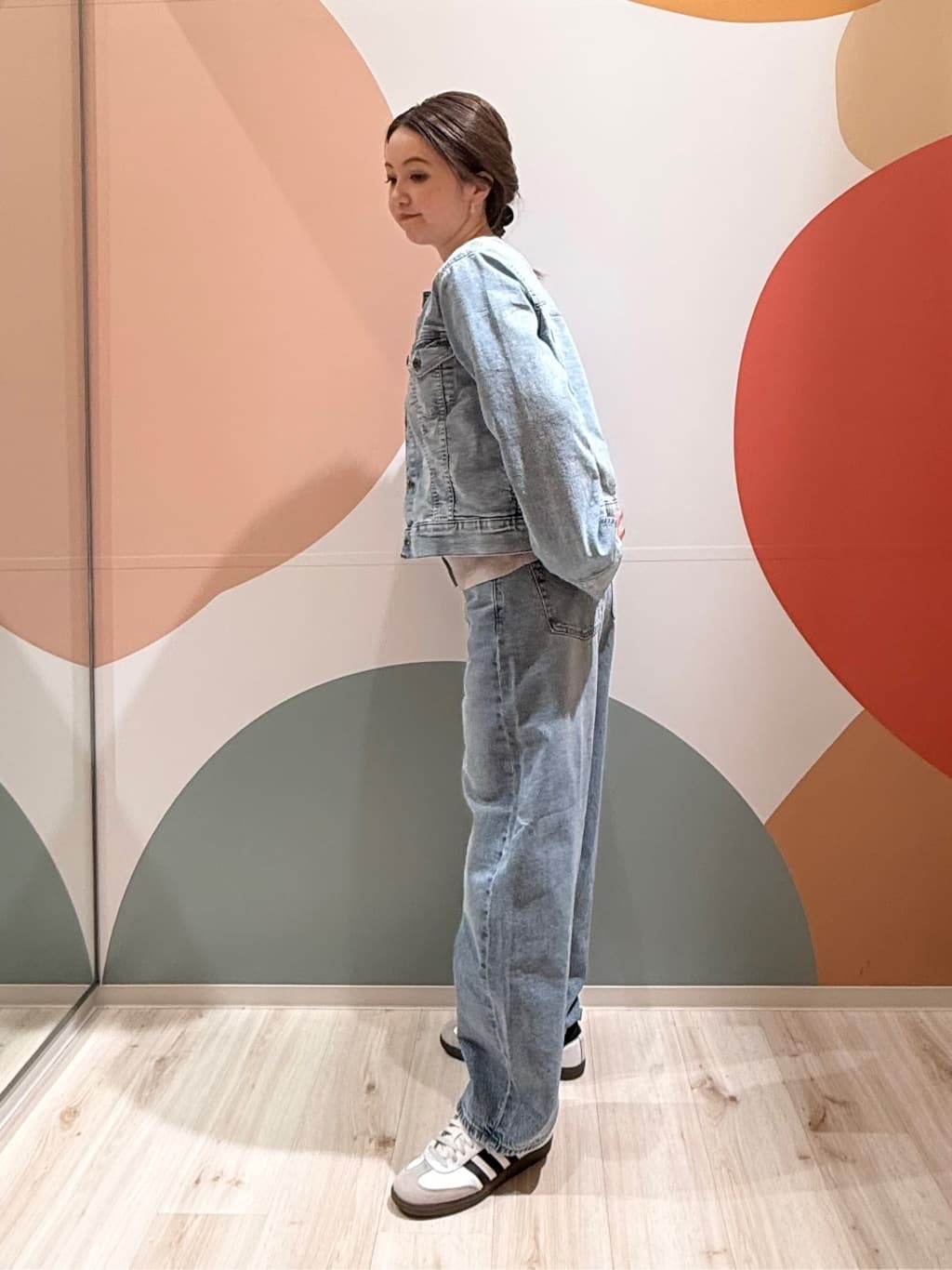 長女さんの「SHOO･LA･RUE｜【SHOO・LA・RUE DENIM/高レビュー】ゆるっと決まる こなれカーブデニムパンツ」を使ったコーディネート