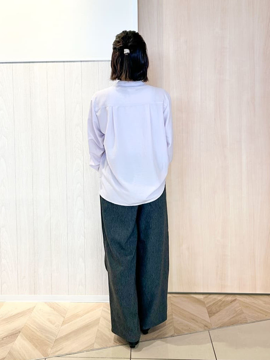 tomoさんの「SHOO･LA･RUE｜【高レビュー/S-LL】穿くだけすっきりシルエット サイドボタン付き デニム風ワイドパンツ」を使ったコーディネート