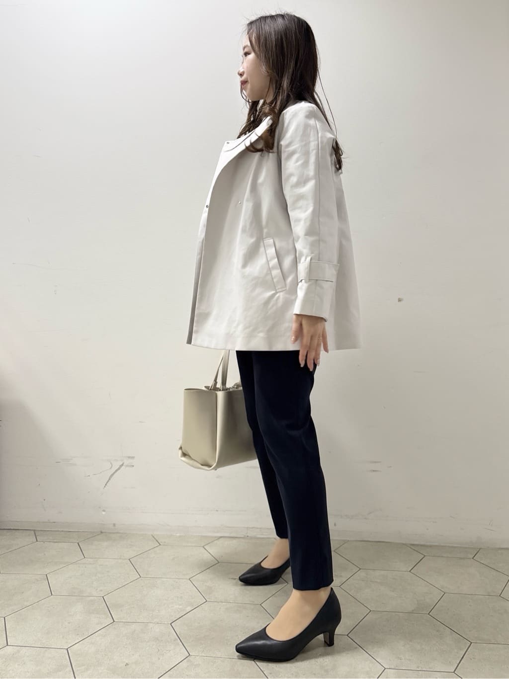 kahoさんの「INDIVI｜【撥水/軽量】ミドル丈 ミニマルトレンチコート」を使ったコーディネート