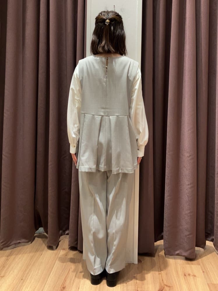 みちゃさんの「grove｜【マシンウォッシュ/防シワ】袖ドッキングペプラムブラウス【着回しカセット】」を使ったコーディネート