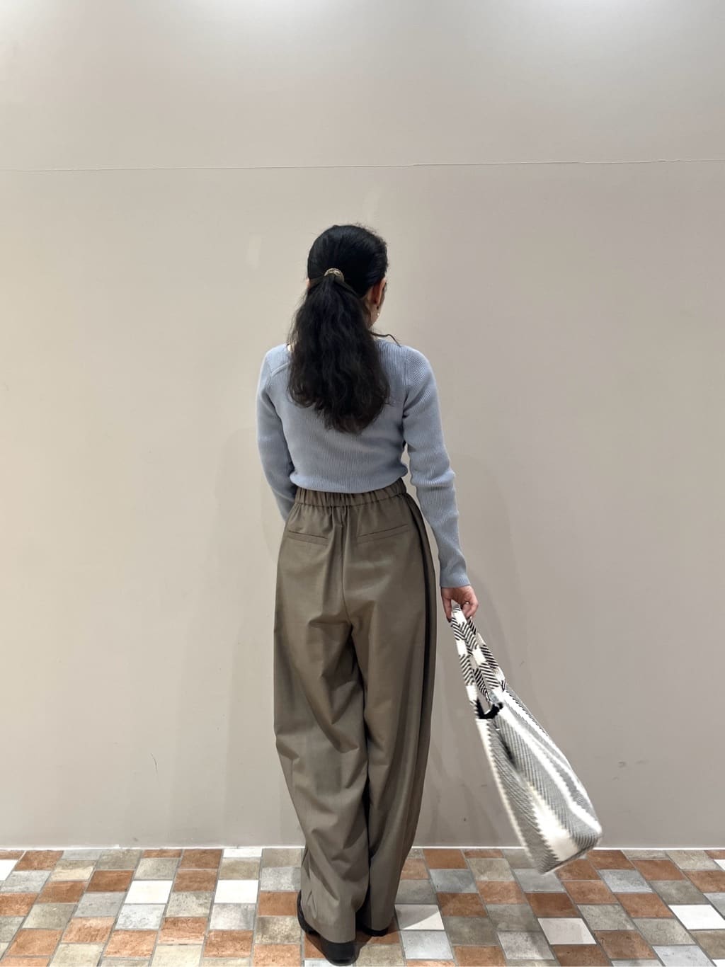 Uminoさんの「INDIVI｜オフショルスリットリブニット」を使ったコーディネート