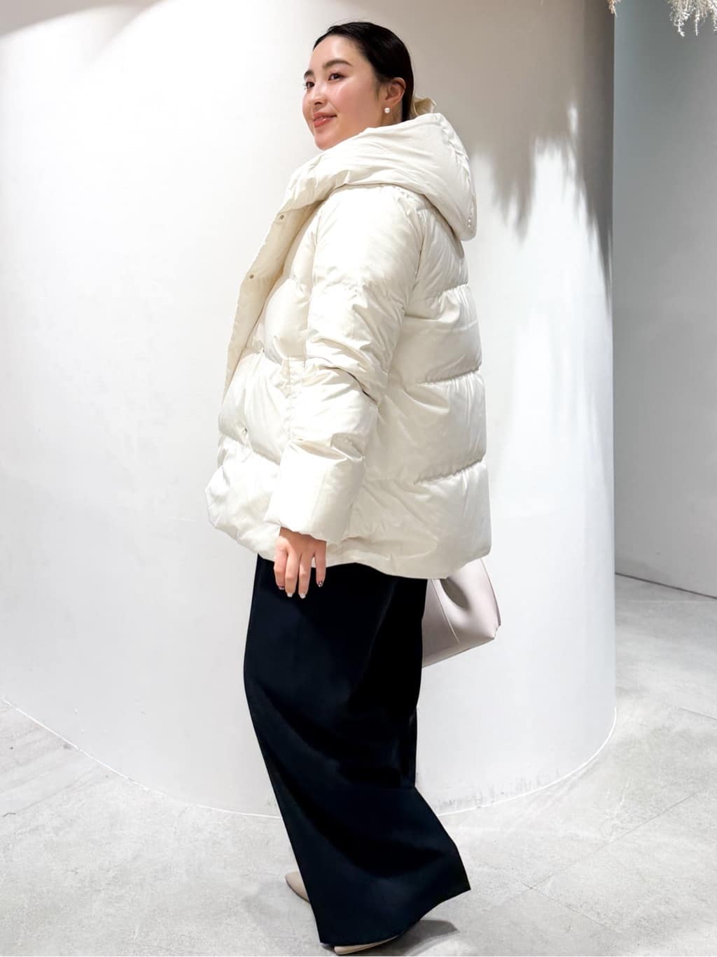 かりんさんの「OPAQUE.CLIP｜撥水フードミドルダウンコート【防風／抗菌防臭／洗濯機OK】《S～LL》」を使ったコーディネート