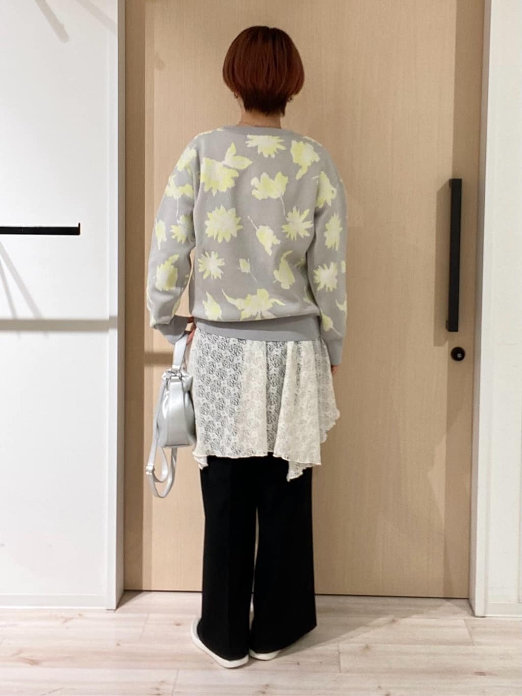 ひらしーさんの「SHOO･LA･RUE｜【洗濯機可/S-LL】ゆるシルエット 甘すぎない　大人の花柄もちもちニット」を使ったコーディネート