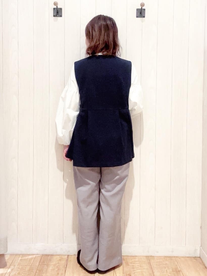 あいこさんの「SHOO･LA･RUE｜【洗濯機可/S-LL】ふんわりとしたお袖が愛らしい ジレスタイルに合うブラウス」を使ったコーディネート