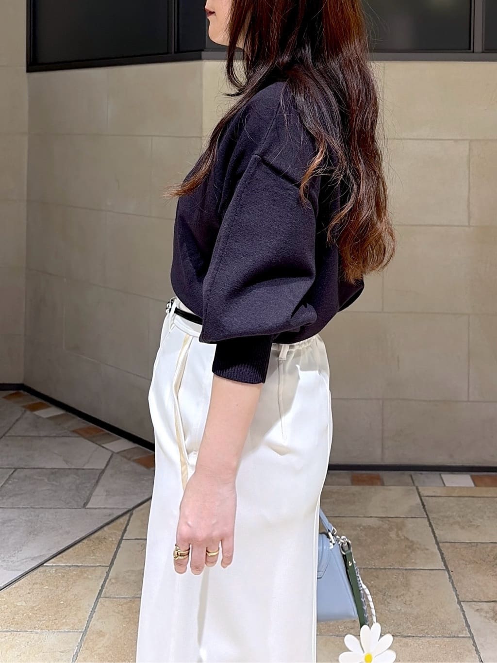 よねさんの「INDIVI｜Timeless｜フォルムロゴニット」を使ったコーディネート