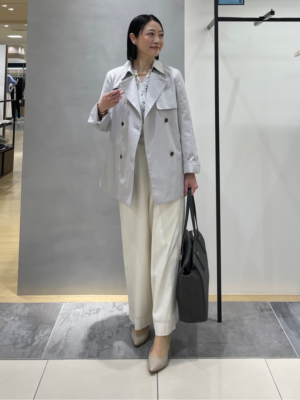 shihoさんの「INDIVI｜【花粉付着防止／撥水／UVケア】名品トレンチコート」を使ったコーディネート