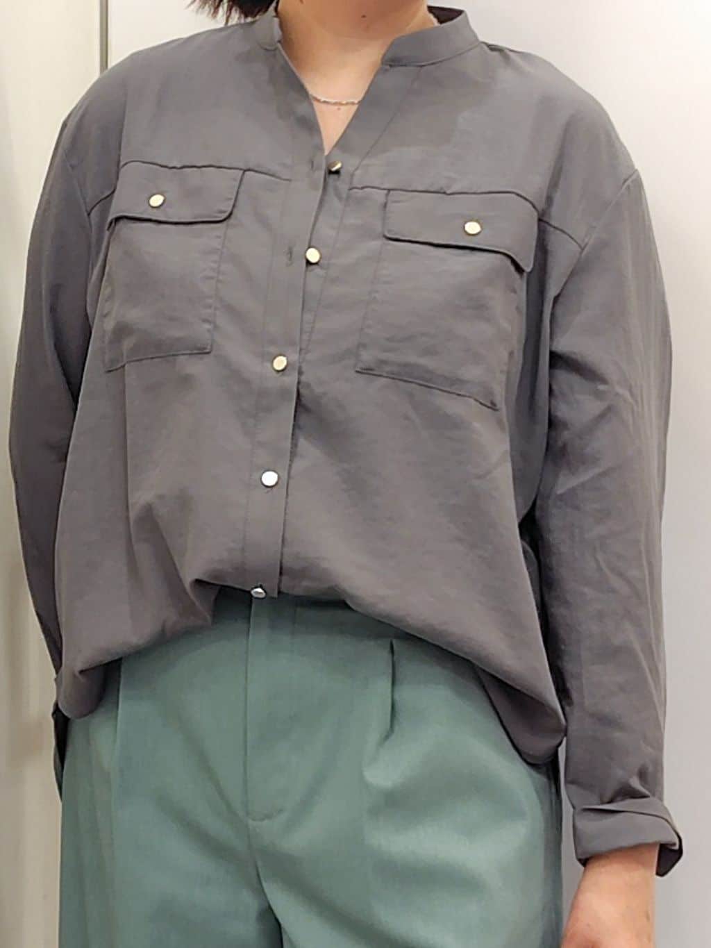こんちゃんさんの「grove｜【貴島明日香さん着用】お仕事も普段も。今どきワークシャツブラウス」を使ったコーディネート