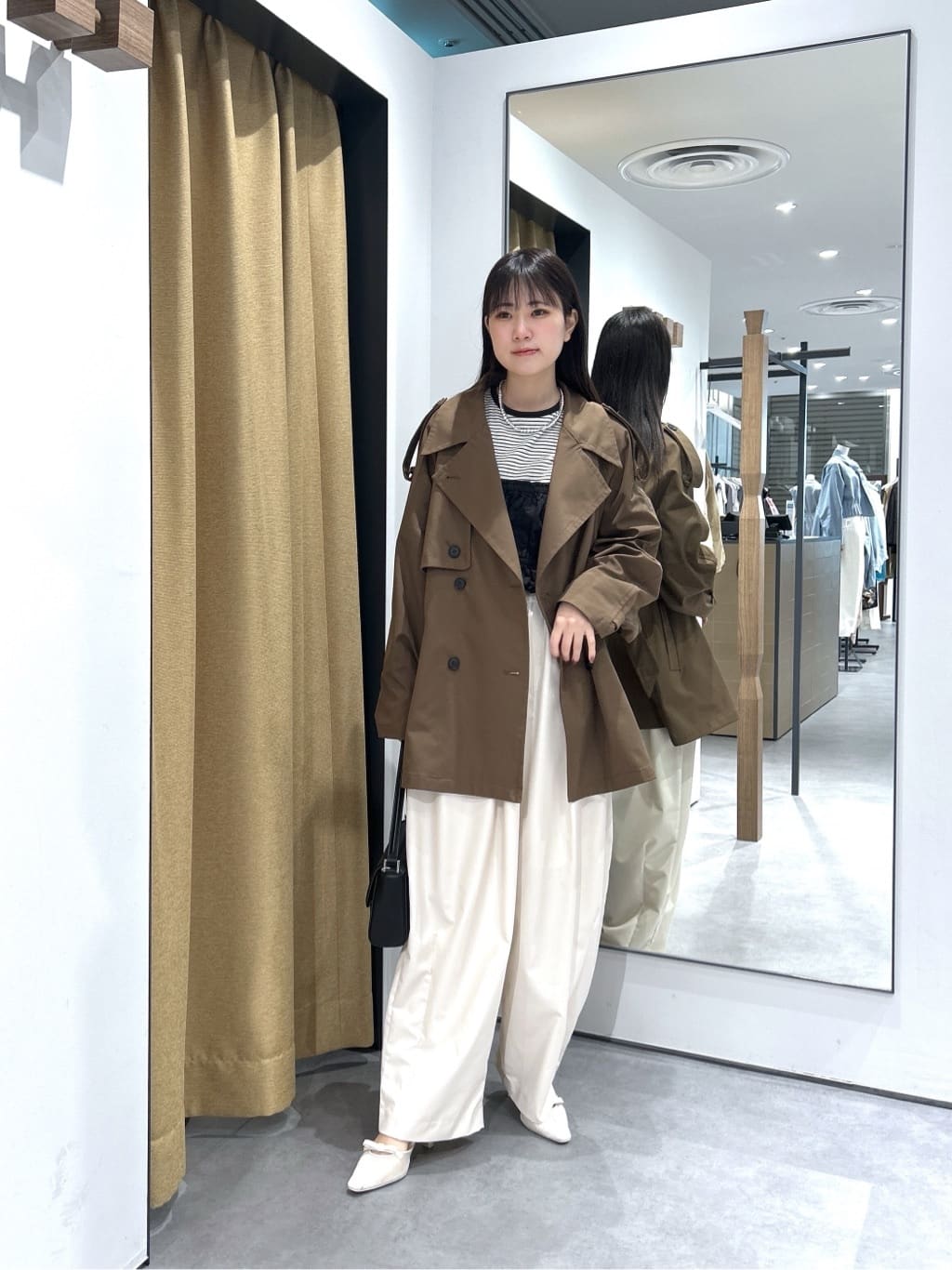 Renoさんの「INDIVI｜【撥水】ボンディングショートトレンチ」を使ったコーディネート
