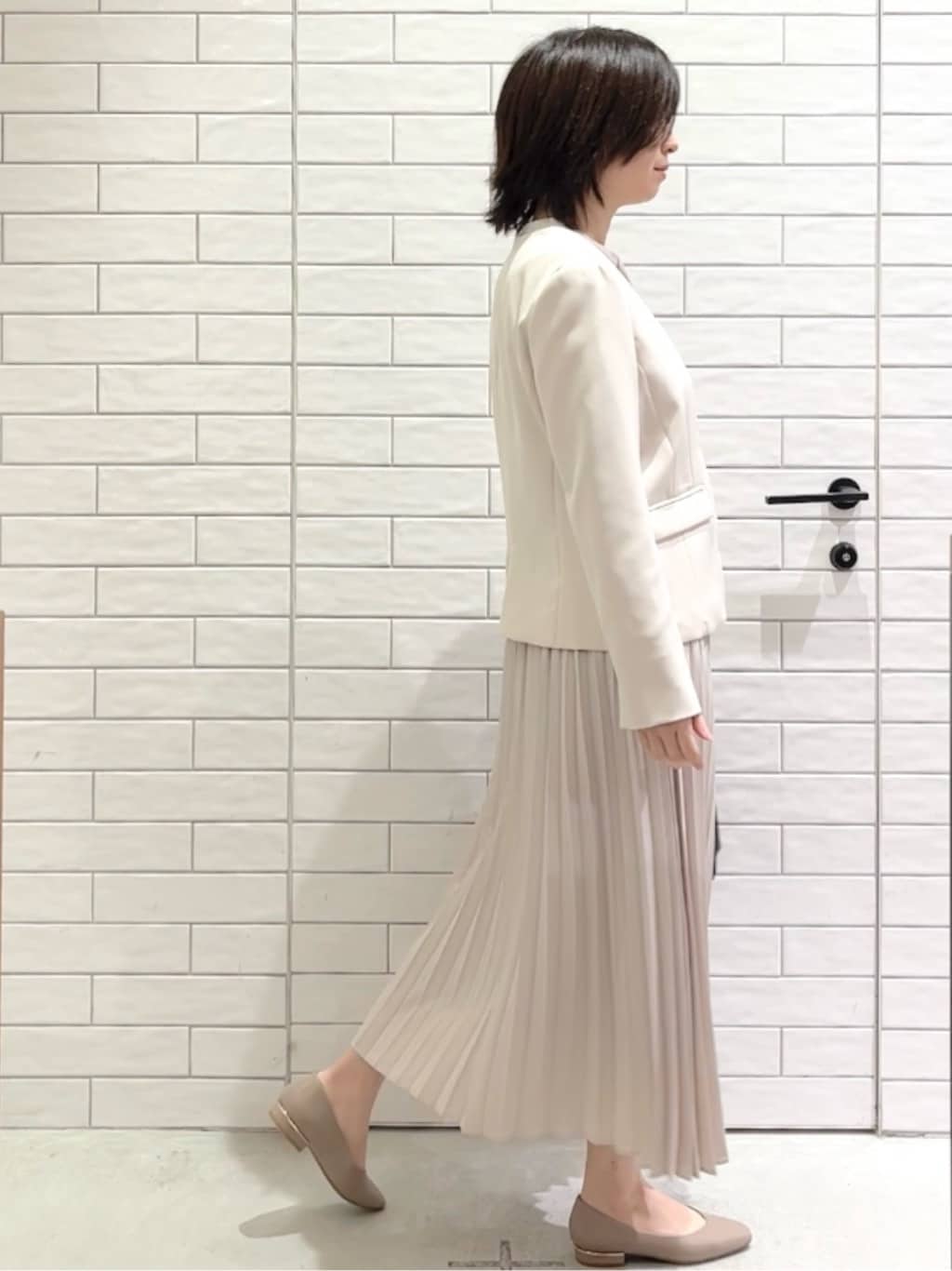 しおりさんの「OPAQUE.CLIP｜《通勤／セットアップ対応》 パイピングVネックジャケット【洗濯機OK】」を使ったコーディネート