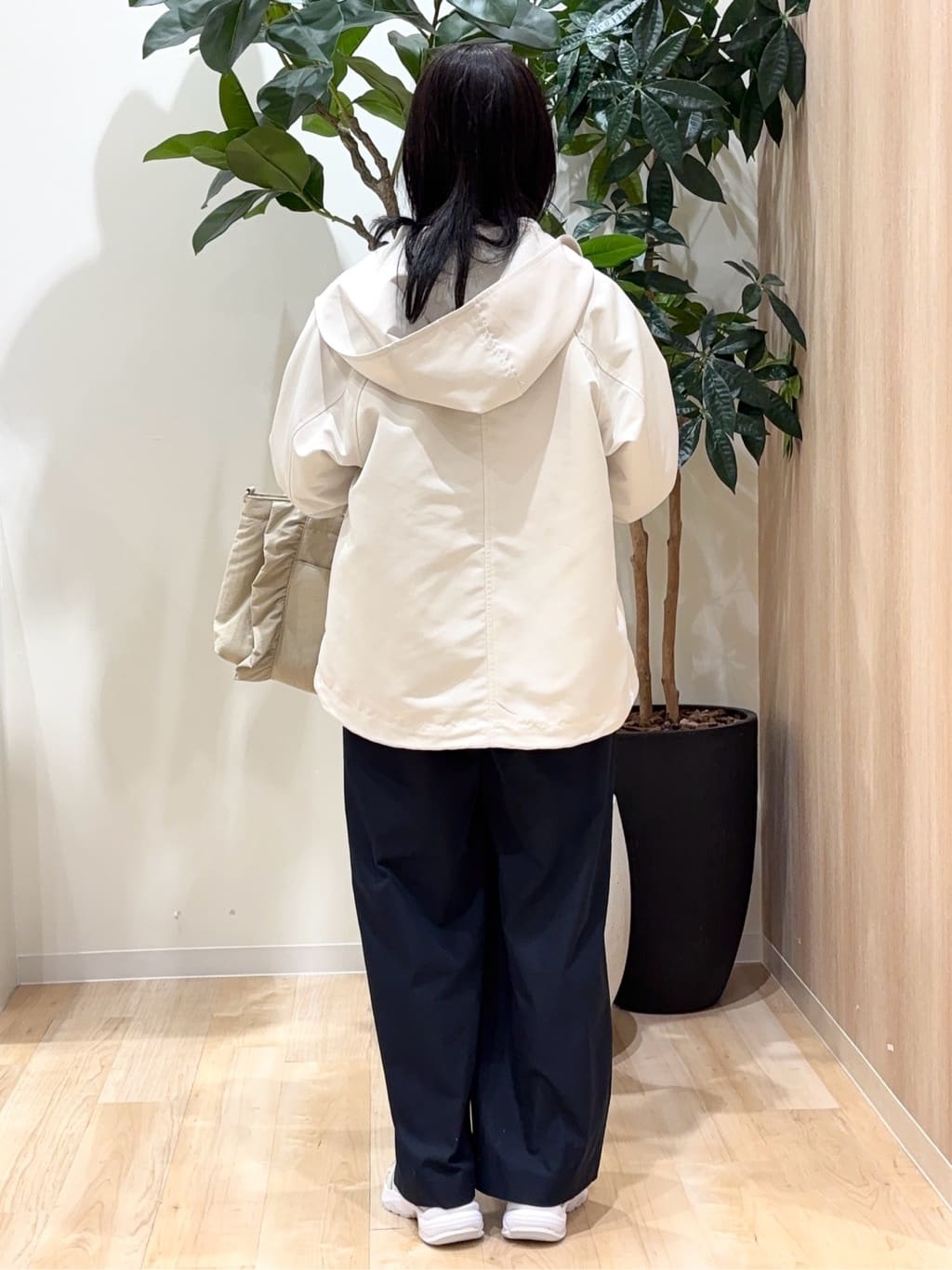 miraiさんの「grove｜【撥水】きれいめに着こなせるマウンテンパーカ」を使ったコーディネート