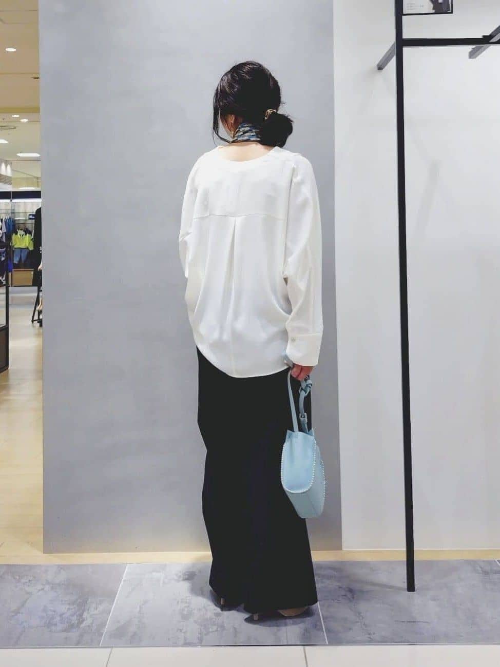TOMOMIさんの「INDIVI｜【洗える／UVケア／マットサテン】Vネックドルマンスリーブブラウス」を使ったコーディネート