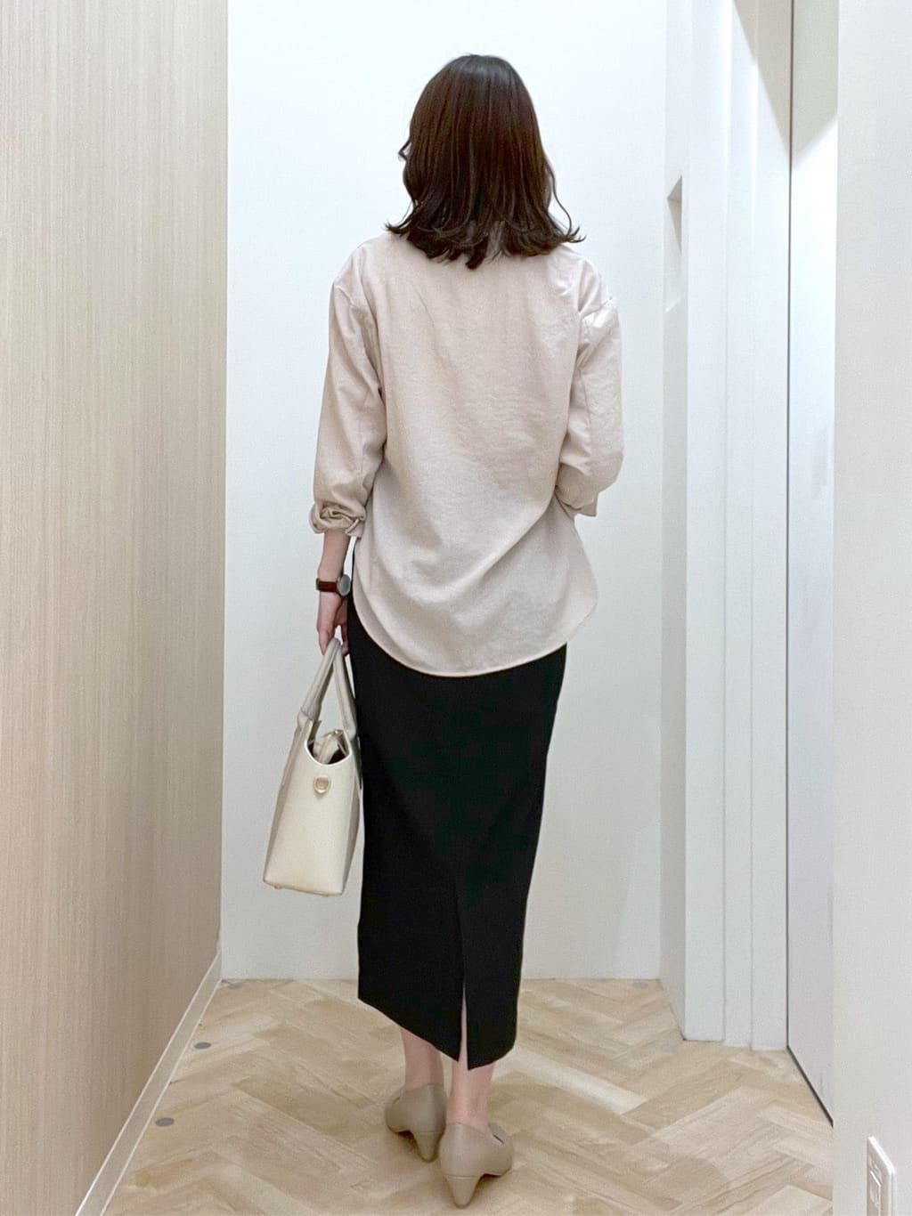  おまつさんの「grove｜【貴島明日香さん着用】お仕事も普段も。今どきワークシャツブラウス」を使ったコーディネート