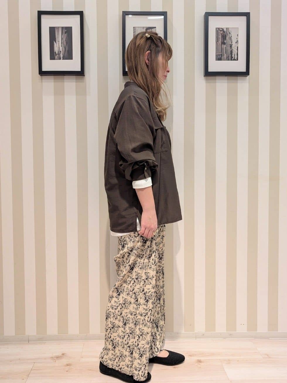 otaさんの「SHOO･LA･RUE｜【洗濯後しわになりにくい/S-LL/UV】きれいめにもラフにも　フラップポケットがポイントのバンドカ」を使ったコーディネート