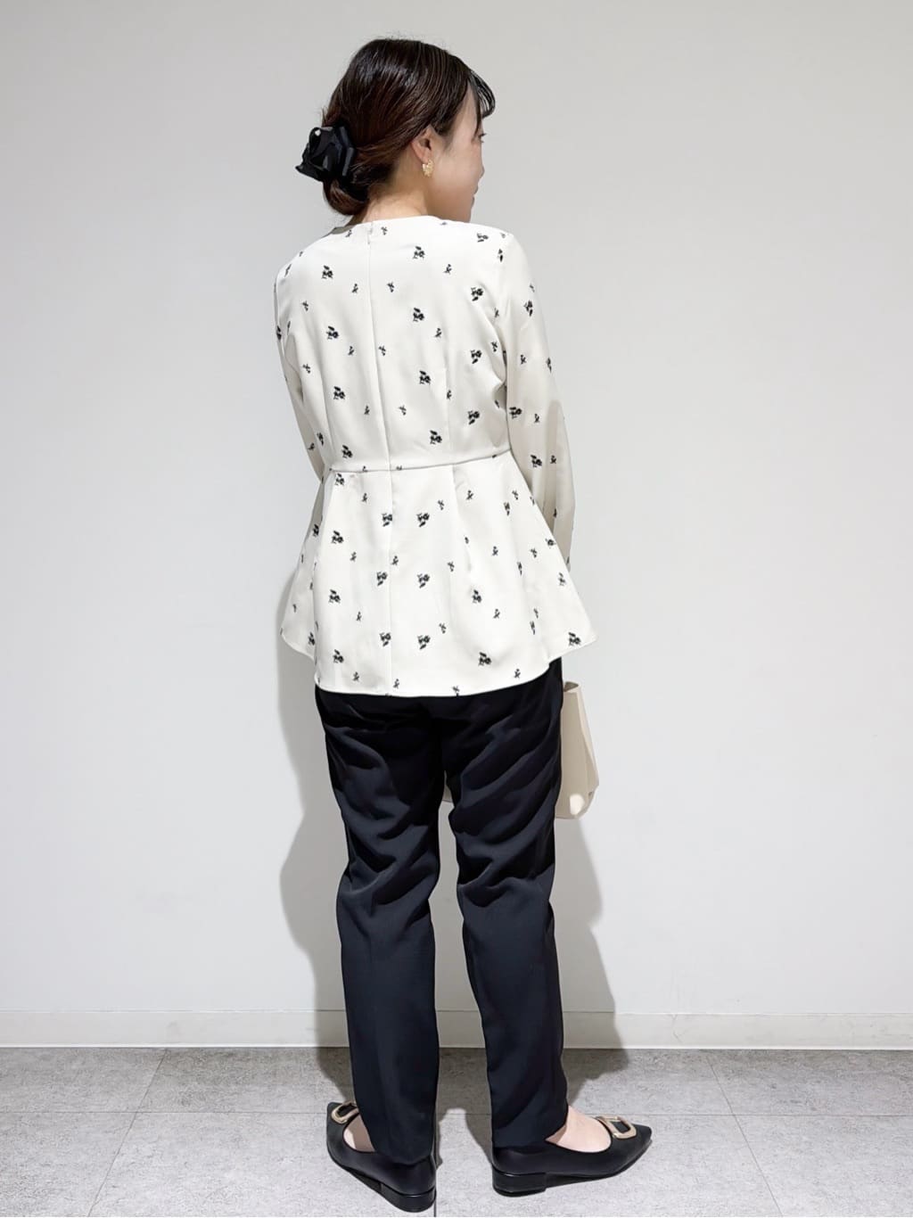 すずママさんの「OPAQUE.CLIP｜フラワー刺繍ペプラムブラウス【洗濯機OK】」を使ったコーディネート