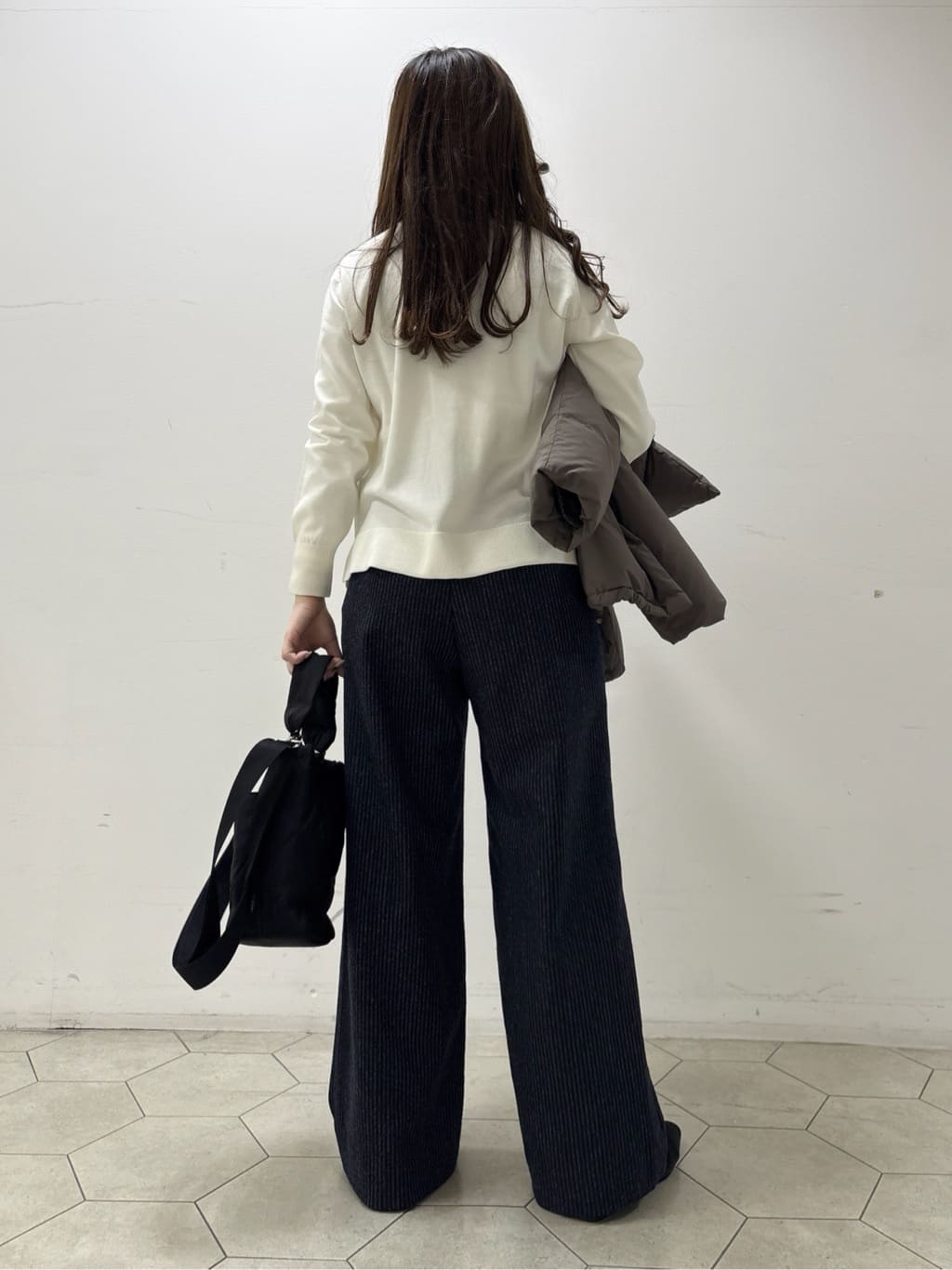 kahoさんの「INDIVI｜【洗える／毛玉になりにくい】エクストラファインウール Vネックニット」を使ったコーディネート