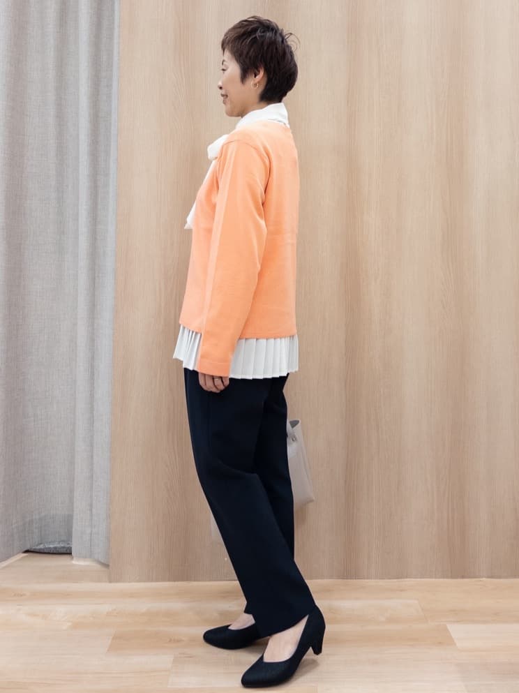 シュウコさんの「grove｜【マシンウォッシュ/防シワ/UVカット】裾プリーツ取り外しボウタイブラウス」を使ったコーディネート