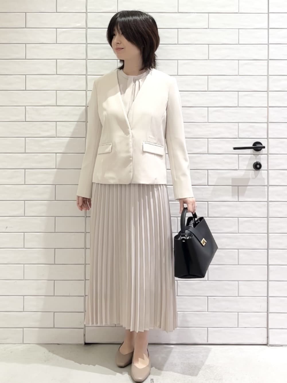 しおりさんの「OPAQUE.CLIP｜《通勤／セットアップ対応》 パイピングVネックジャケット【洗濯機OK】」を使ったコーディネート