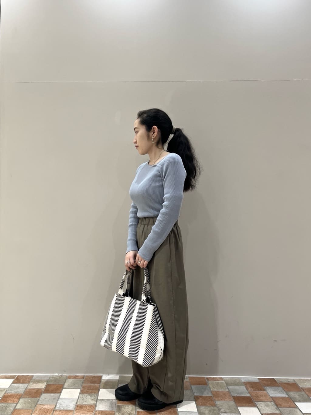 Uminoさんの「INDIVI｜オフショルスリットリブニット」を使ったコーディネート