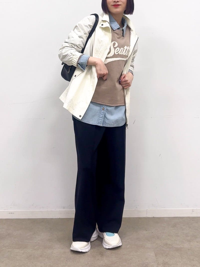 𝐜𝐡𝐢𝐤𝐚さんの「SHOO･LA･RUE｜【防花粉/S-LL】ウエストマークですっきり見え　軽やかスタンドブルゾン」を使ったコーディネート