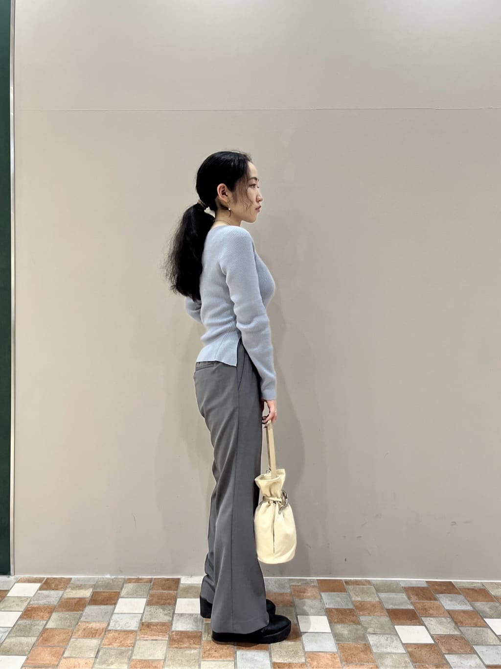 Uminoさんの「INDIVI｜オフショルスリットリブニット」を使ったコーディネート